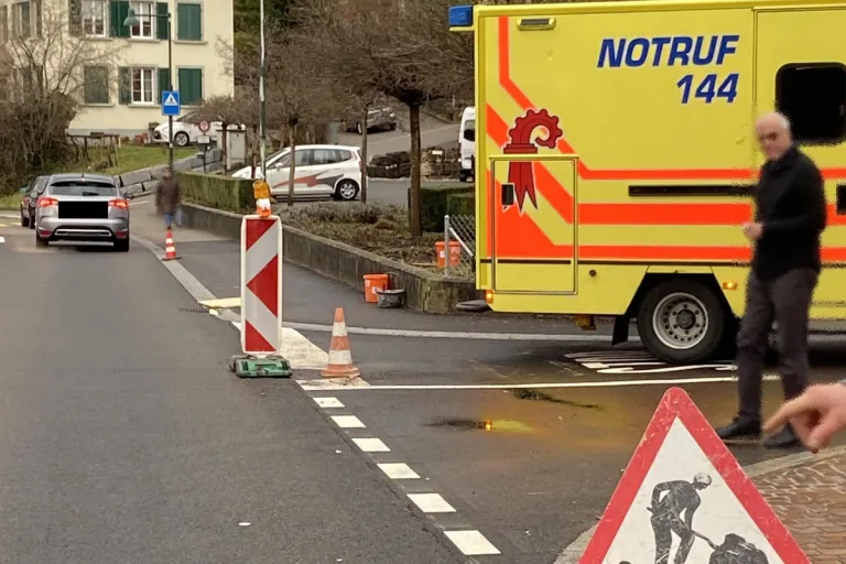Bubendorf BL - Auto erfasst Bauarbeiter!