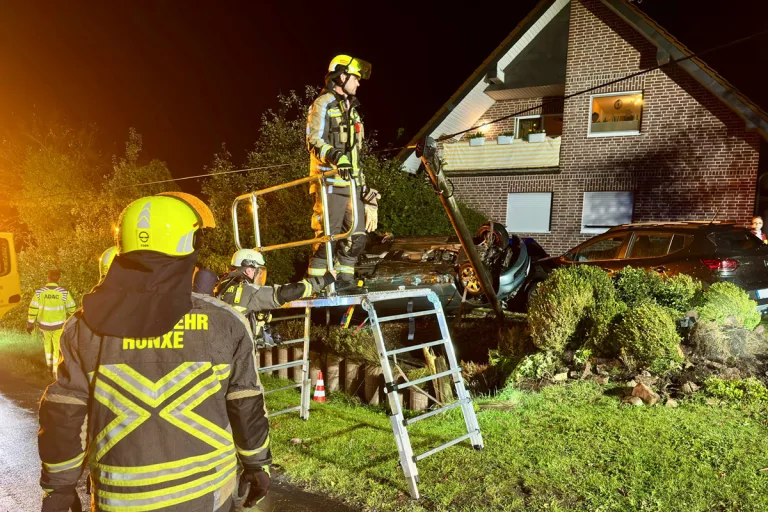 Hünxe NW – Auto überschlägt sich und landet im Vorgarten