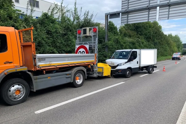 H4 Schaffhausen – Transporter kracht auf Anpralldämpfer