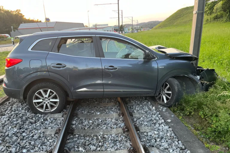 Matzingen TG - Auto landet bei Unfall auf Bahngleis 