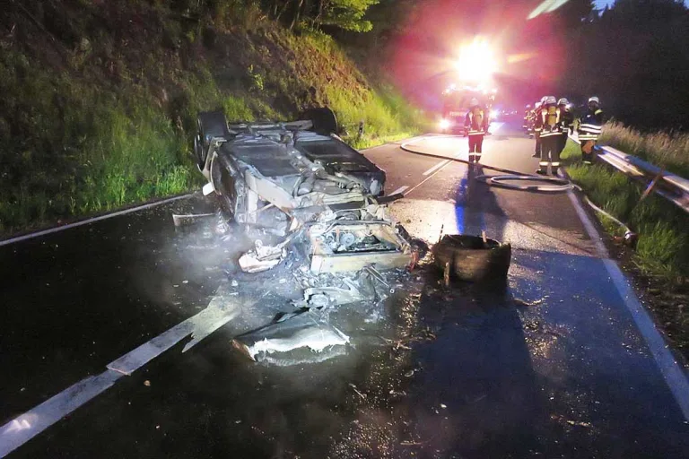 Herl - Fahrer weicht Wild aus – Sportwagen überschlägt sich und brennt aus!