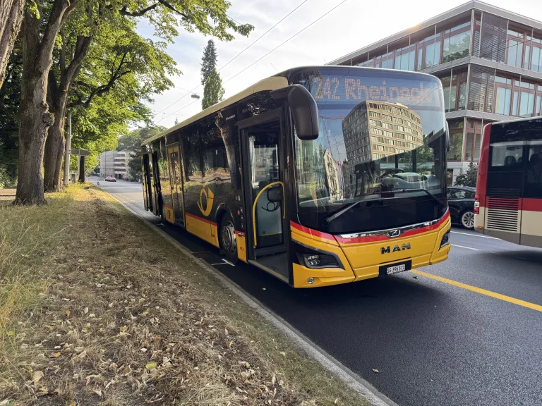 Unfall in St.Gallen – E-Bike kollidiert mit Postauto