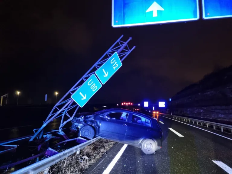 A4 Jena – Abgelenkt, abgehoben und durch Verkehrsschilder gestoppt