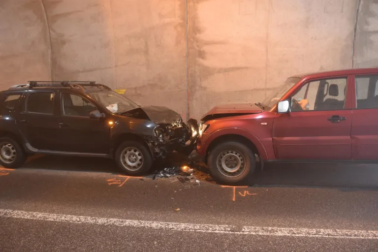 Castiel GR -  Zweimal Totalschaden und zwei Verletzte im Calfreisentunnel