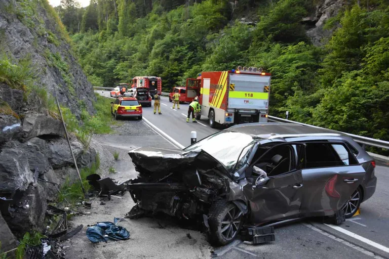Grabs SG - 27-Jähriger kracht in Steinmauer