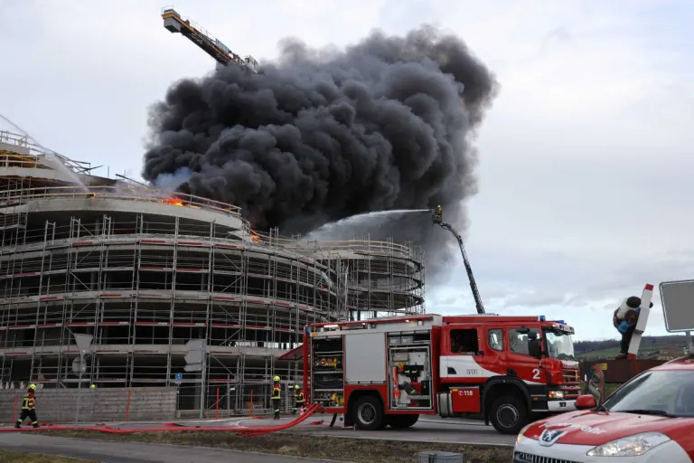 Baar ZG – Flammen auf Baustelle – Grosseinsatz der Feuerwehr