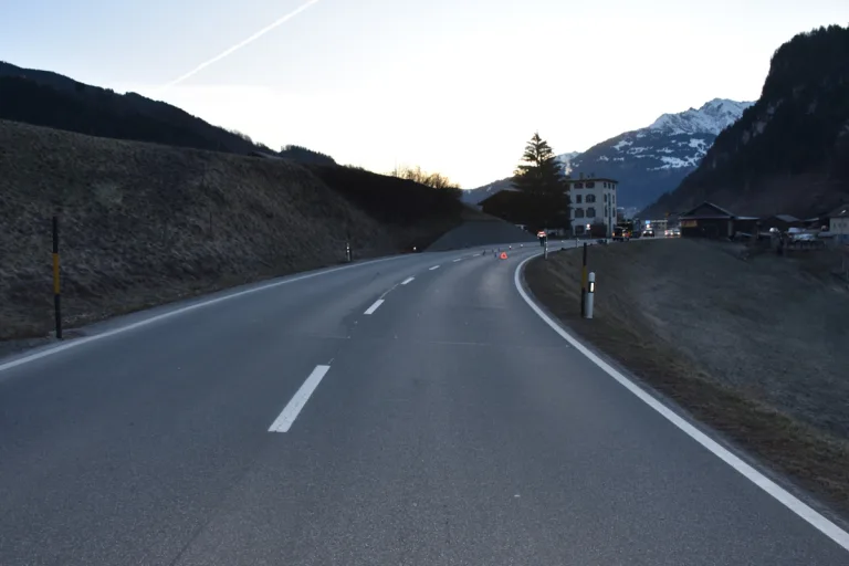 Rueun GR – Motorradfahrer prallt gegen Stützmauer