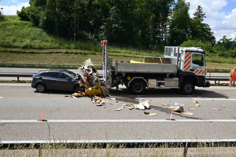 Niederwil SG - Auto kracht gegen Signalisations-Anhänger