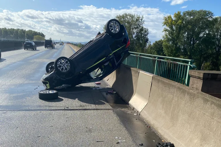 A6 Mannheim BW – Auto verliert Rad und überschlägt sich auf Rheinbrücke