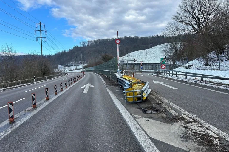 A4/Cholfirsttunnel nach Unfall halbseitig gesperrt