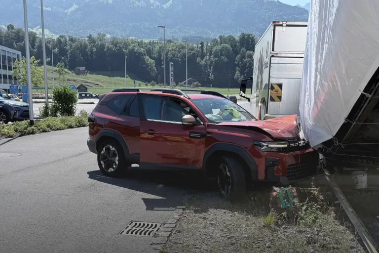 Alpnachstad OW – Lenkerin bei Kollision mit Zahnradwagen verletzt