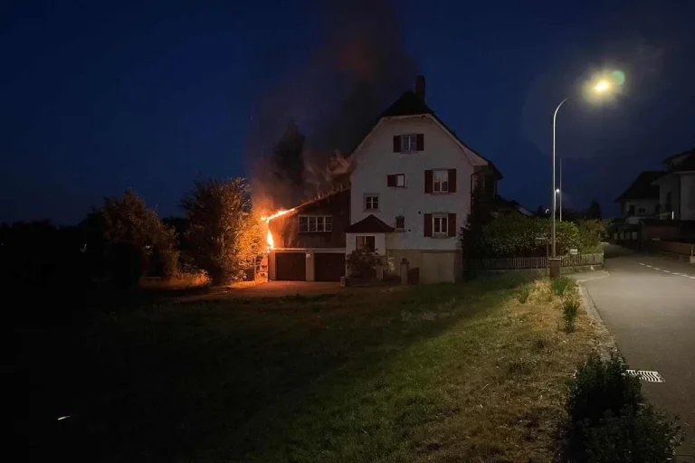 Biberist SO - Holzanbau in Brand geraten