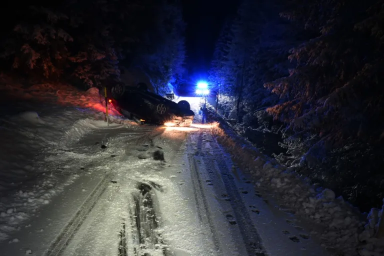 Selbstunfall in Malix GR - Auto kippt auf Dach und rutscht Strasse runter