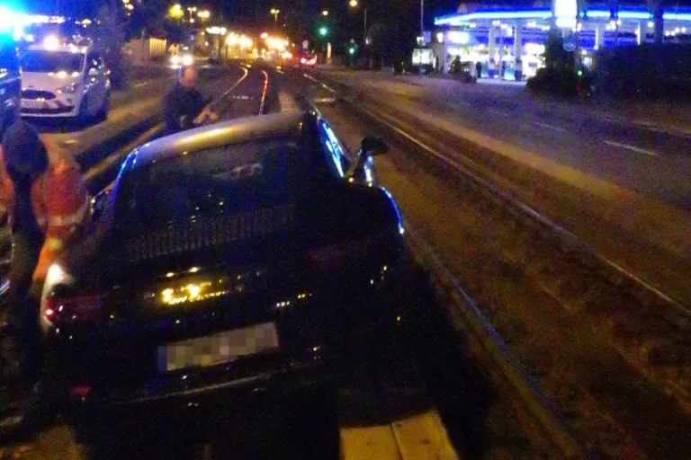 Köln - Mit gestohlenem Porsche 911 Carrera S in Gleisbett gelandet