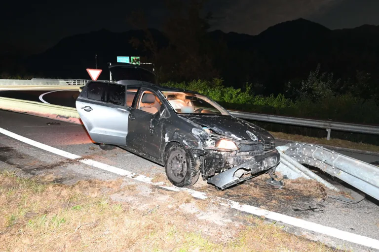 Benken SG - Selbstunfall mit Auto – alkoholisiert