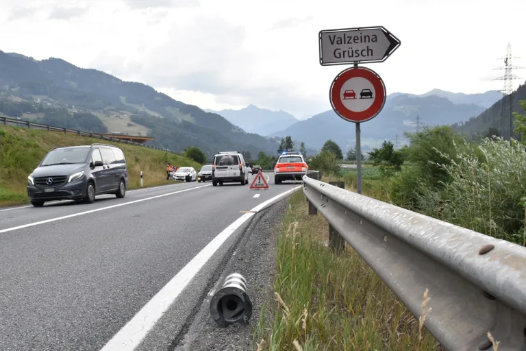 Grüsch GR – Lenker prallt gegen Verkehrsinsel auf N28