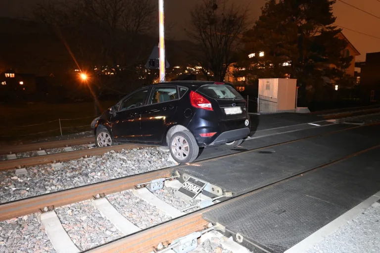 Buchs SG – Autofahrer landet auf Gleisen