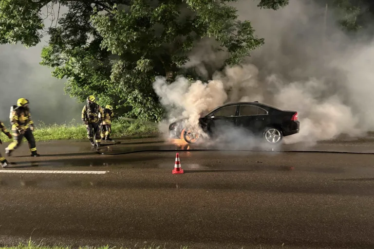 Uzwil SG – Brand eines Autos auf der Flawilerstrasse