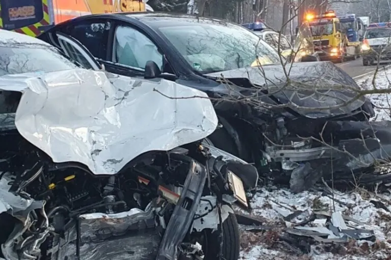 Lüneburg NI - Verkehrsunfall fordert drei Schwerverletzte