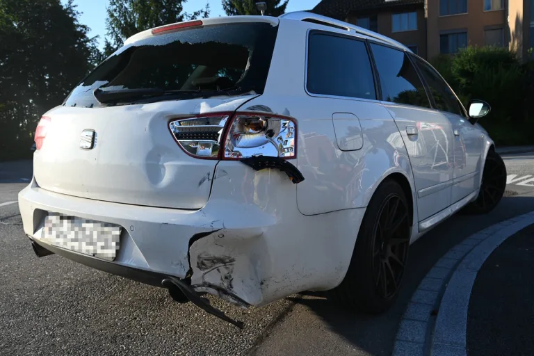 Rapperswil-Jona SG - Mit dem Motorrad in ein Autoheck geprallt 