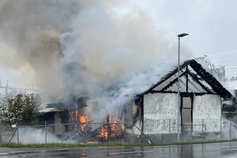 Frutigen BE - Drei Personen nach Brand im Spital 