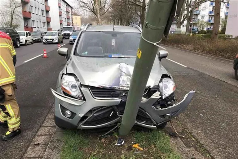 Kaiserslautern - Gegen Laternenmast gekracht