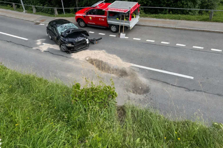 Unfall in Spiringen UR – Auto stürzt Hang hinab