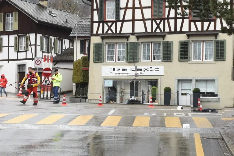 Oberrieden ZH - Velofahrerin bei Verkehrsunfall schwer verletzt