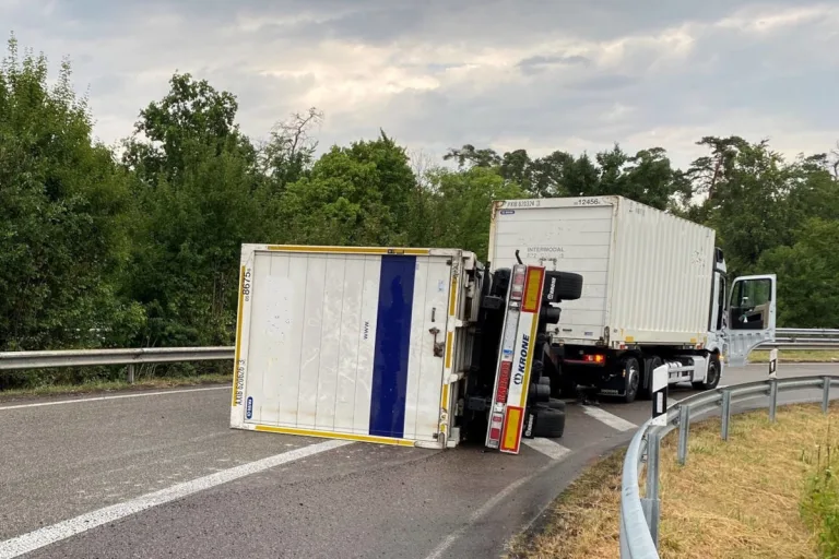 A61 Speyer – Umgestürzter LKW Anhänger am Autobahnkreuz