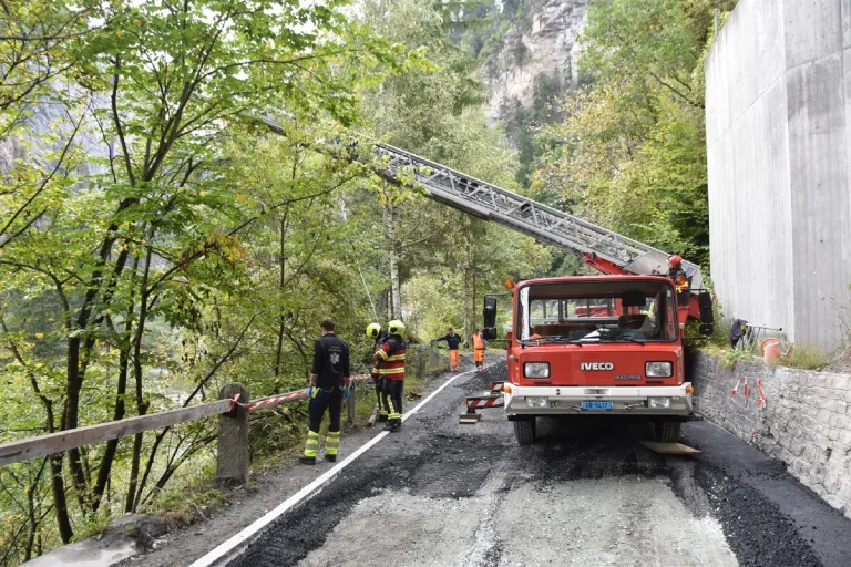 Thusis GR - Mann stürzt über eine Stützmauer 7 Meter in die Tiefe