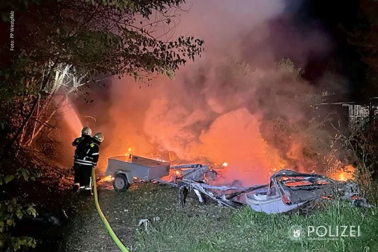 Hochspeyer - Zwei Wohnanhänger brennen komplett aus 