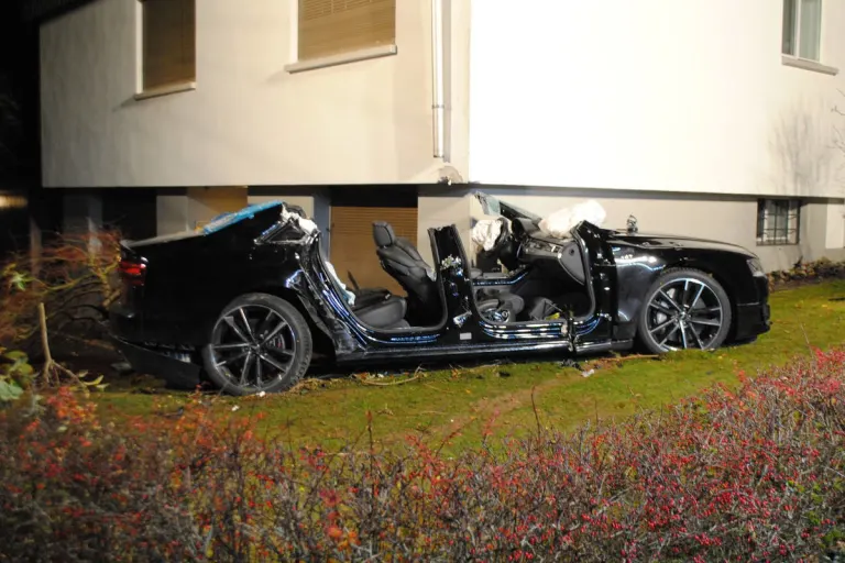 Neuhausen am Rheinfall – Alleinunfall endet in Wohnhaus