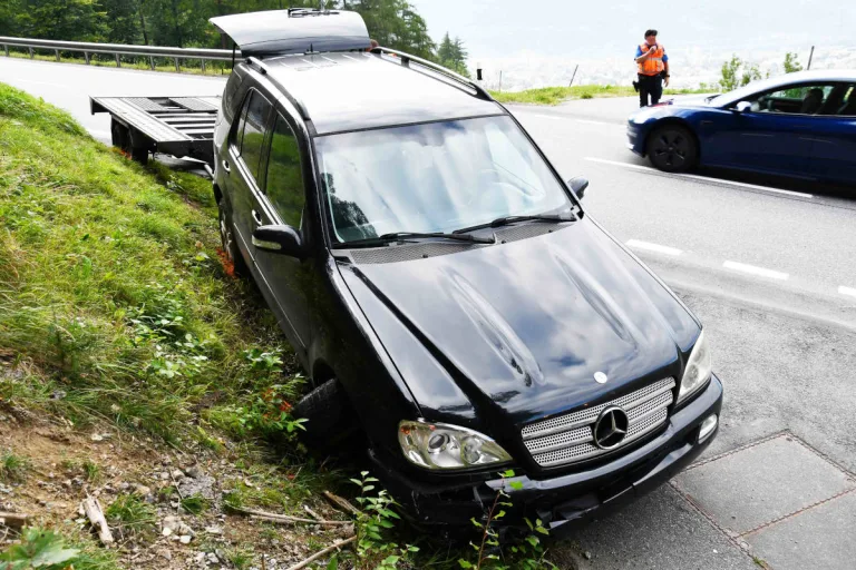Chur GR – Personenwagen mit Anhänger gegen Stützmauer gekracht