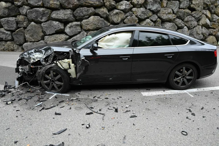 Gähwil SG – Mann flüchtet fahrunfähig nach Unfall 