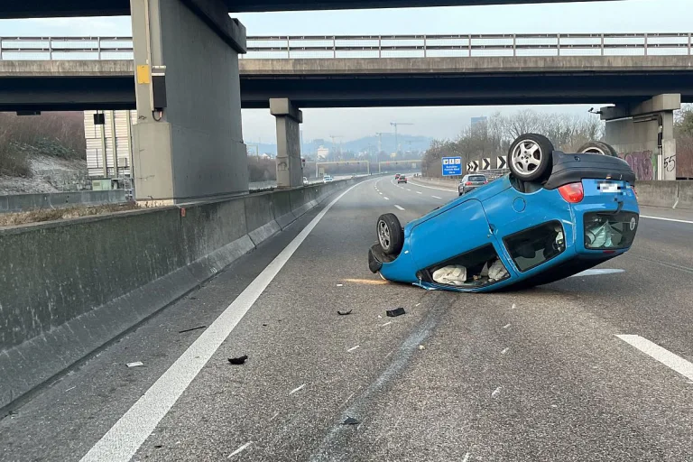A2 Pratteln BL – Auto kollidiert auf Autobahn mit Betonleitplanke