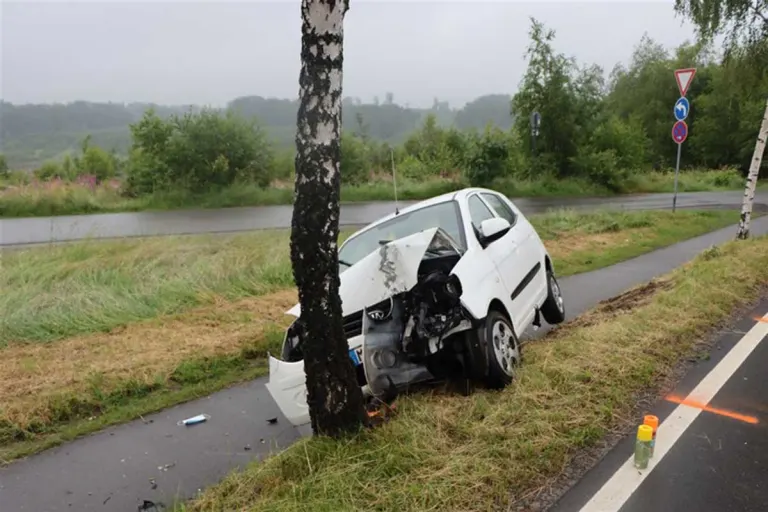 Marienheide - Frontal gegen Baum