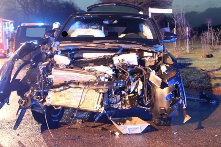 Stemwede NW - Autos nach Unfall schwer beschädigt