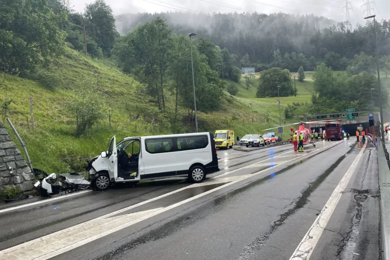 A13 Rongellen GR – Stau nach Unfall mit Kleinbus 