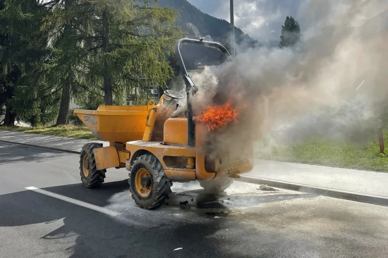 Davos Dorf GR - Dumper in Brand 