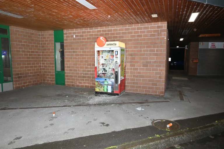 Trübbach SG - Zwei Jugendliche brechen Selecta-Automaten auf