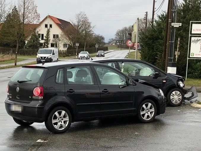 Bielefeld-Altenhagen: Kollision beim Abbiegen – zwei Pkw schwerbeschädigt