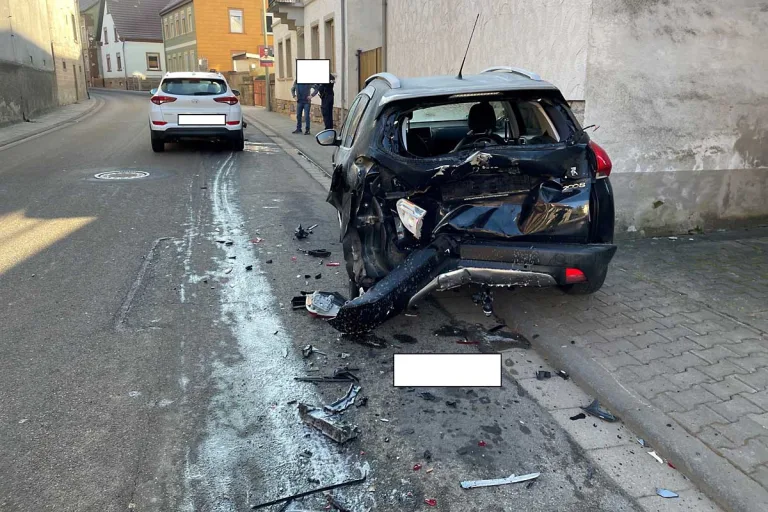Nußbach - Autofahrer von tiefstehender Sonne geblendet