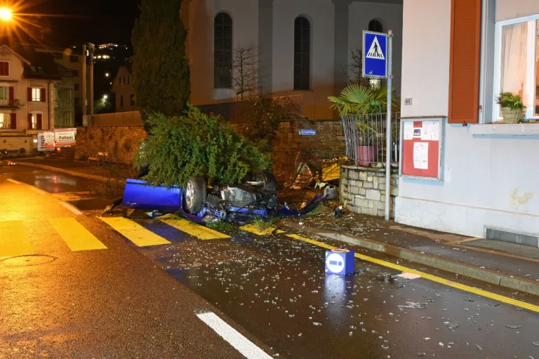 Vitznau LU - Glück im Unglück - Fahrer lediglich leicht verletzt