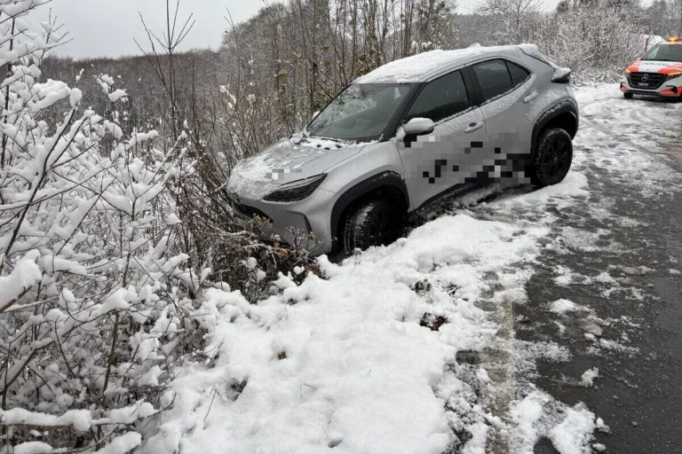 Mitlödi GL – Unfall auf schneebedeckter Strasse