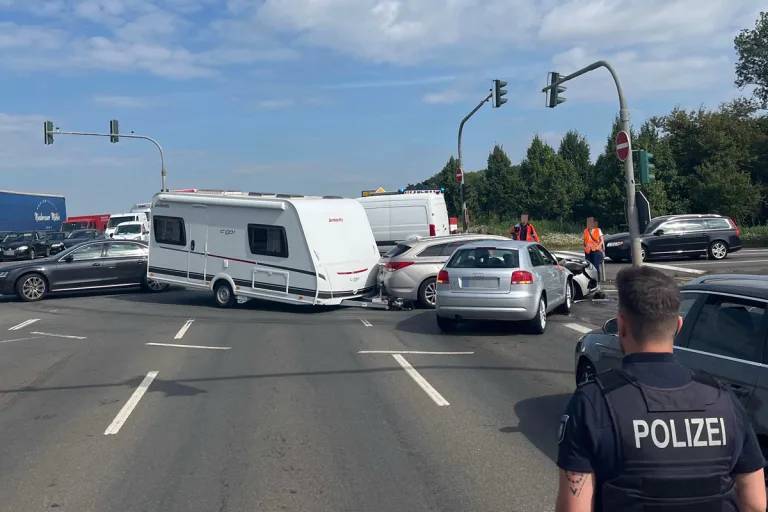 Düren NW – Verletzte Person bei Unfall von Pkw und Wohnwagengespann