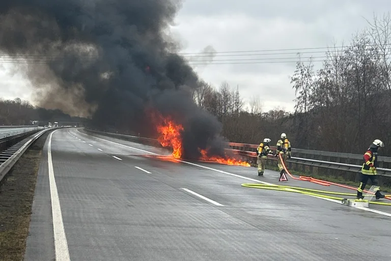 A6 Bruchmühlbach-Miesau RP – Pkw brennt auf Autobahn aus