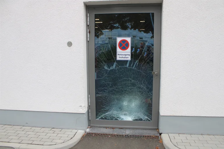 Merzenich NW – Autofahrer prallt alkoholisiert in Supermarkt