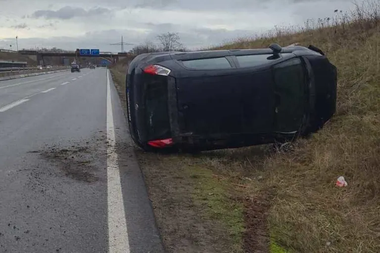 Landau/B10 - Unfall auf regennasser Fahrbahn
