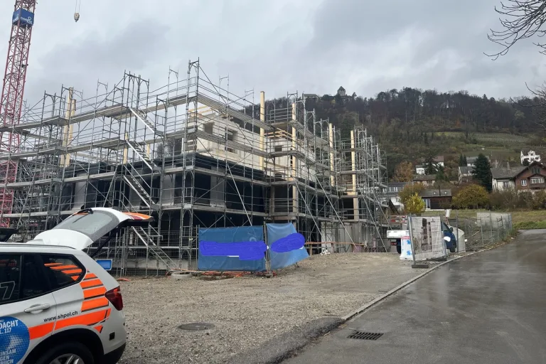 Stein am Rhein SH - Stahlträger auf einen Kranführer gefallen