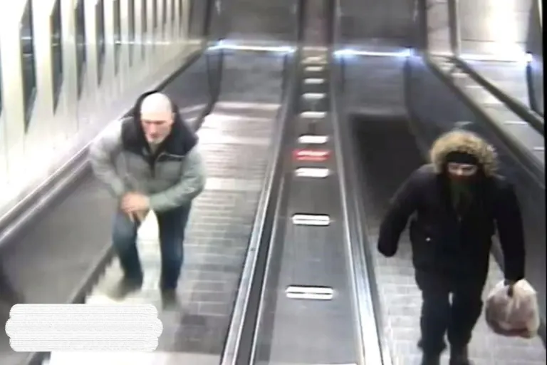 Raub mit Messer in Wiener U-Bahn – Polizei sucht zwei Verdächtige